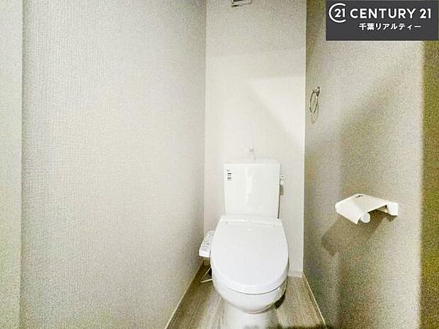 1・2階にトイレがございます！朝の忙しい時間帯も待たずにすみそうですね。白を基調とした清潔感のあるトイレでお手入れがしやすいです！