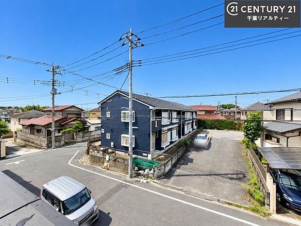 落ち着きある住宅街です！周囲には高い建物がなく、空が広く開放感があり、陽当たりを大きく遮られることもありません！気持ちの良い風が通り抜ける街並みです！