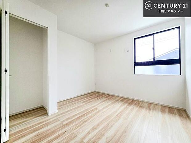 優しい光が差し込む洋室は、朝の目覚めも気持ちが良さそうですね。おうち時間もゆったりと過ごすことができます。優しい色合いのフローリングがどんな家具にもマッチします!