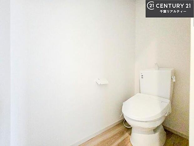 1・2階にトイレがございます!朝の忙しい時間帯も待たずにすみそうですね。白を基調とした清潔感のあるトイレでお手入れがしやすいです!
