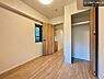 室内：収納スペースが充実！居室をスッキリ整頓する事ができますね。家具を選ばないシンプルなデザインの為、家具を選ばずお気に入りの空間作りができそうですね。