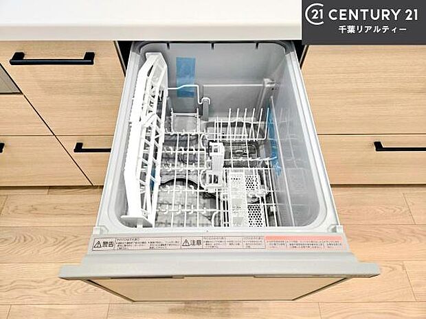 食洗機付きのキッチンです！忙しい時や手荒れ防止として大変活躍する便利な仕様です！ビルトインなのでキッチンの場所を取らず調理スペースを広く使うことが出来ます！
