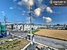 その他：落ち着きある住宅街です！周囲には高い建物がなく、空が広く開放感があり、陽当たりを大きく遮られることもありません！気持ちの良い風が通り抜ける街並みです！