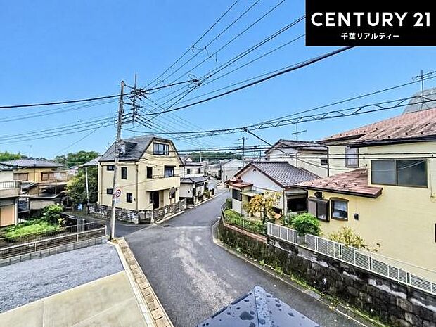 落ち着いた住宅街の景色を望みながら、視界もしっかり確保された眺望。街並みを身近に感じつつ、ゆったりとした開放感を楽しめます。