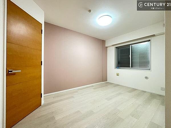 優しい光が差し込む洋室は、朝の目覚めも気持ちが良さそうですね。おうち時間もゆったりと過ごすことができます。優しい色合いのフローリングがどんな家具にもマッチします！