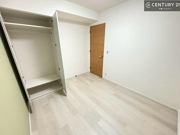 収納力のある洋室です。お部屋もすっきり広々と使えて気持ちが良いです！キレイな明るいお部屋で過ごすのは、更にのんびりゆっくりできますね！