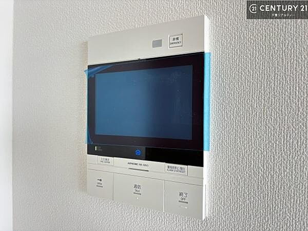 TVモニター付きインターホンを備え、訪問者を映像で確認してから対応できるため、防犯面も安心です。お子様のお留守番時にも心強く、ご家族の安心・安全な暮らしをサポートします。