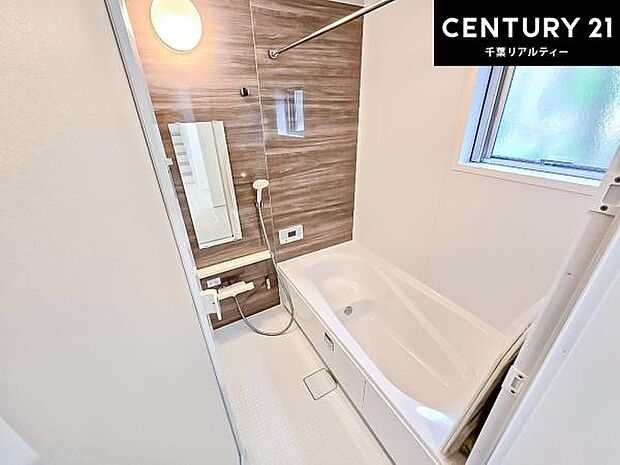落ち着きある大人の雰囲気のバスルームは、味が出ていてバスタイムが充実！お仕事頑張っているご褒美にお好みの香りの入浴剤を入れて、楽しんでみてはいかがでしょうか？