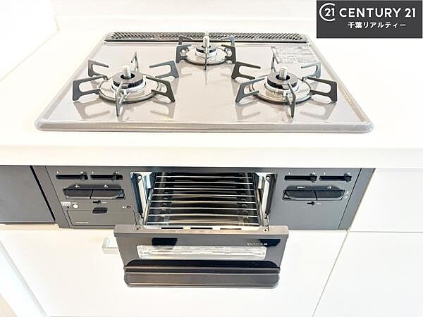 コンロは三口あるのでお料理の同時進行ができます。もちろんグリル付きです。調理スペースも広々している為作業がしやすい！使い勝手が良いシステムキッチンです！