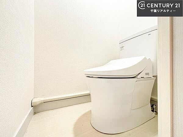 清潔感のある色味のお手洗いです！さわやかでスッキリする空間です！白を基調としているので、お手入れがしやすいトイレです！