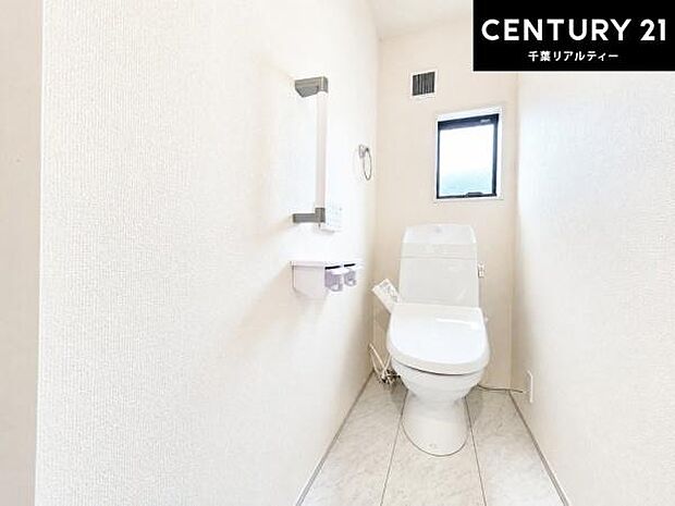 1・2階にトイレがございます!朝の忙しい時間帯も待たずにすみそうですね。白を基調とした清潔感のあるトイレでお手入れがしやすいです!