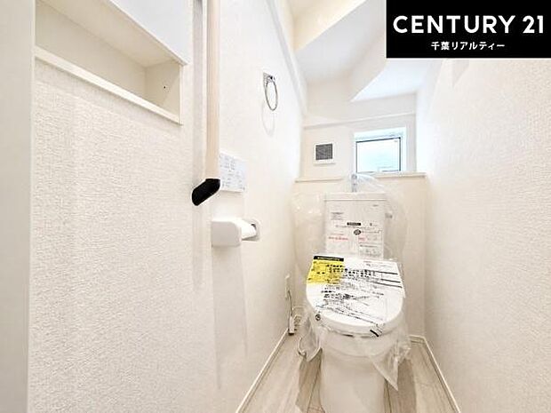 1・2階にトイレがございます!朝の忙しい時間帯も待たずにすみそうですね。白を基調とした清潔感のあるトイレでお手入れがしやすいです!