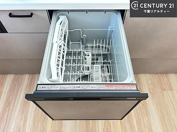 食洗機付きのキッチンです！忙しい時や手荒れ防止として大変活躍する便利な仕様です！ビルトインなのでキッチンの場所を取らず調理スペースを広く使うことが出来ます！