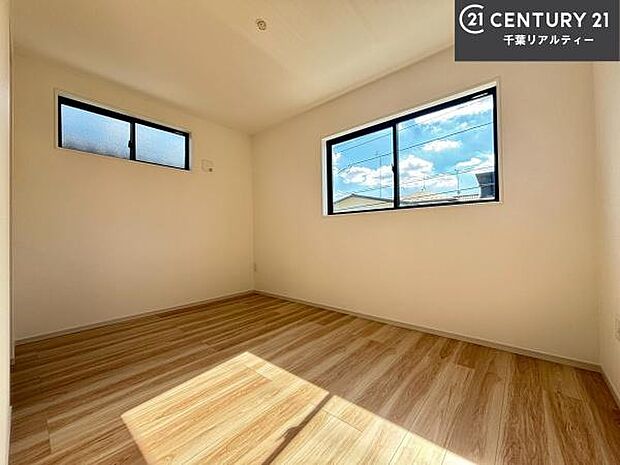 2面採光を確保した明るい室内は、風通しも良く大変居心地の良い空間となっております。リラックスして過ごせる心地の良いお部屋です！