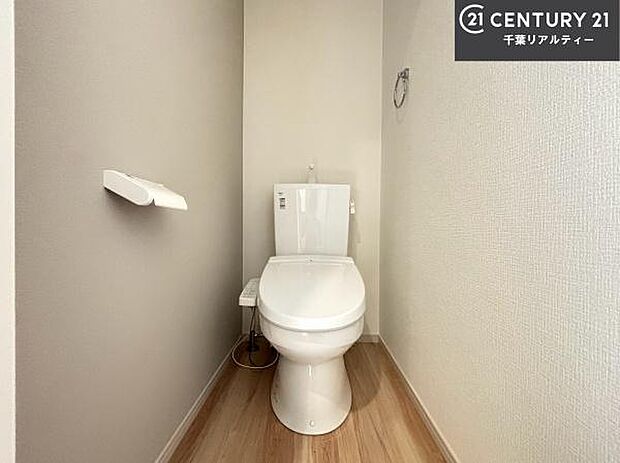 1・2階にトイレがございます！朝の忙しい時間帯も待たずにすみそうですね。白を基調とした清潔感のあるトイレでお手入れがしやすいです！