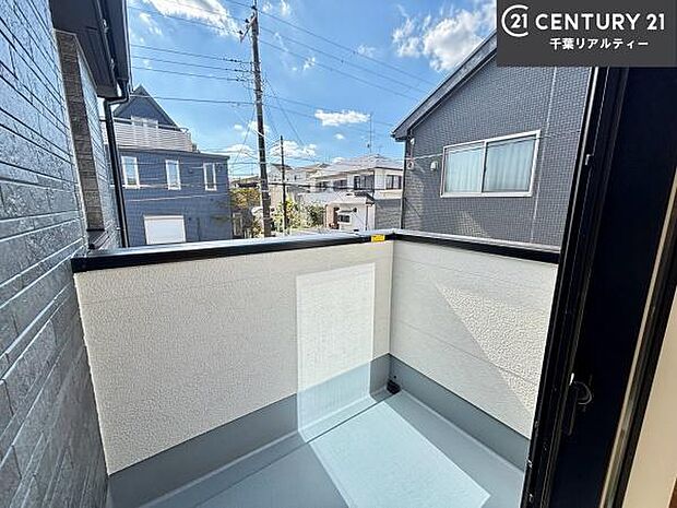 落ち着きある住宅街です！周囲には高い建物がなく、空が広く開放感があり、陽当たりを大きく遮られることもありません！気持ちの良い風が通り抜ける街並みです！