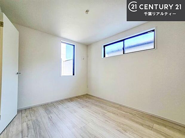 掃き出し窓がないお部屋は、お子様のお部屋としても安心です！収納スペースも充実しているので散らかったお部屋をサッと片付けられます！