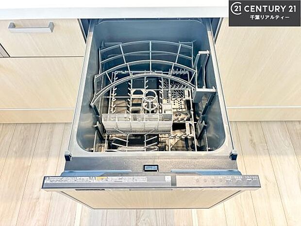 食洗機付きのキッチンです!忙しい時や手荒れ防止として大変活躍する便利な仕様!ビルトインなのでキッチンの場所を取らず調理スペースを広く使うことが出来ます!