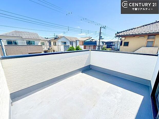 落ち着きある住宅街です!周囲には高い建物がなく、空が広く開放感があり、陽当たりを大きく遮られることもありません!気持ちの良い風が通り抜ける街並みです!