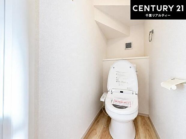 1・2階にトイレがございます！朝の忙しい時間帯も待たずにすみそうですね。白を基調とした清潔感のあるトイレでお手入れがしやすいです！