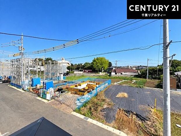晴れた日には青い空を見渡せる開放的な時間を楽しめます。気持ちの良い風が通り抜ける街並みです！