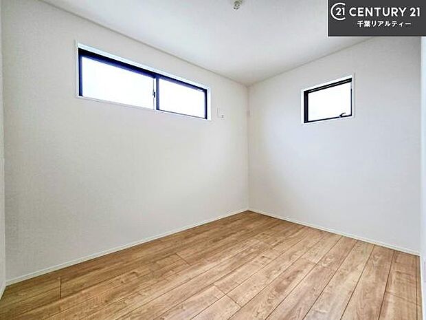 掃き出し窓がないお部屋は、お子様のお部屋としても安心です!収納スペースも充実しているので散らかったお部屋をサッと片付けられます!