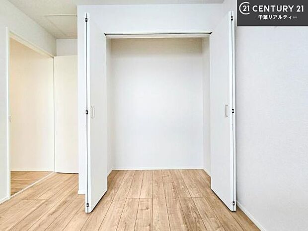 住空間をすっきり使うためには必須ポイントの収納スペースですよね。是非現地でご確認ください!