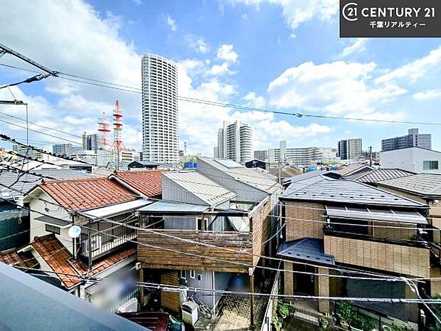 落ち着きある住宅街です!周囲には高い建物がなく、空が広く開放感があり、陽当たりを大きく遮られることもありません!気持ちの良い風が通り抜ける街並みです!