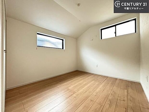 掃き出し窓がないお部屋は、お子様のお部屋としても安心です!収納スペースも充実しているので散らかったお部屋をサッと片付けられます!