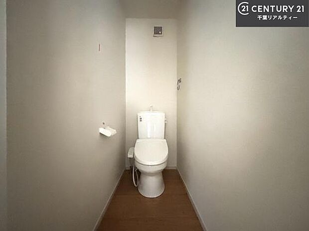 1・2階にトイレがございます!朝の忙しい時間帯も待たずにすみそうですね。白を基調とした清潔感のあるトイレでお手入れがしやすいです!