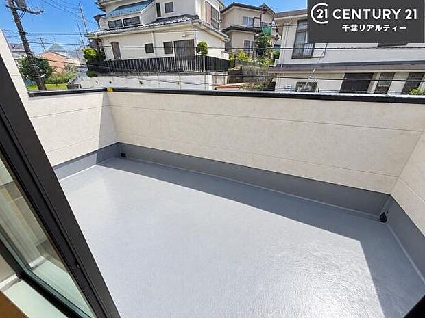 陽当たりの良いバルコニーで、洗濯物も気持ちよく干せる住空間。日中は明るい陽光が差し込み、爽やかな風も感じられる心地よい場所です。