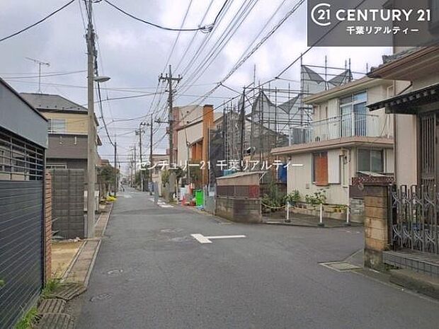 前面道路6m!陽当り良好な立地です。車庫入れが苦手な方も安心ですね。