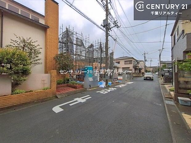 前面道路6m!陽当り良好な立地です。車庫入れが苦手な方も安心ですね。