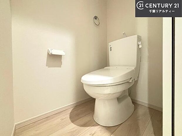 1・2階にトイレがございます！朝の忙しい時間帯も待たずにすみそうですね。白を基調とした清潔感のあるトイレでお手入れがしやすいです！