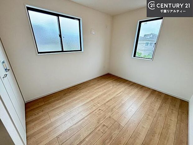 掃き出し窓がないお部屋は、お子様のお部屋としても安心です!収納スペースも充実しているので散らかったお部屋をサッと片付けられます!