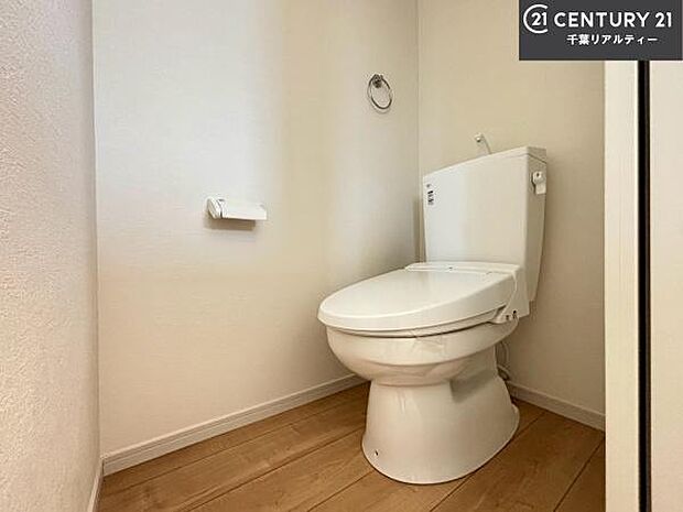 1・2階にトイレがございます!朝の忙しい時間帯も待たずにすみそうですね。白を基調とした清潔感のあるトイレでお手入れがしやすいです!