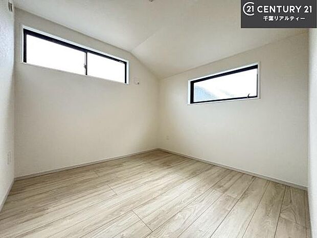 掃き出し窓がないお部屋は、お子様のお部屋としても安心です!収納スペースも充実しているので散らかったお部屋をサッと片付けられます!