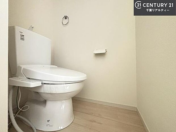 1・2階にトイレがございます!朝の忙しい時間帯も待たずにすみそうですね。白を基調とした清潔感のあるトイレでお手入れがしやすいです!