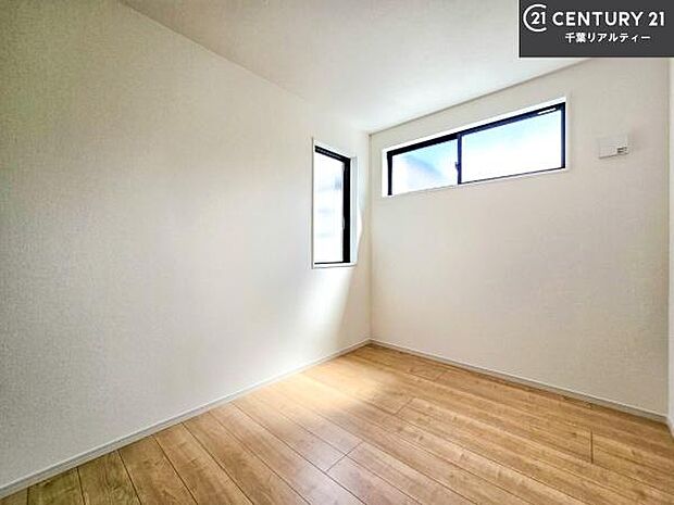 掃き出し窓がないお部屋は、お子様のお部屋としても安心です!収納スペースも充実しているので散らかったお部屋をサッと片付けられます!