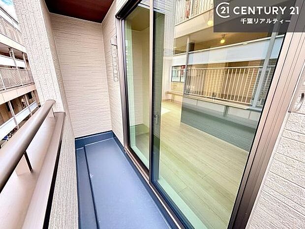 陽当たりの良いバルコニーで、洗濯物も気持ちよく干せる住空間。日中は明るい陽光が差し込み、爽やかな風も感じられる心地よい場所です。