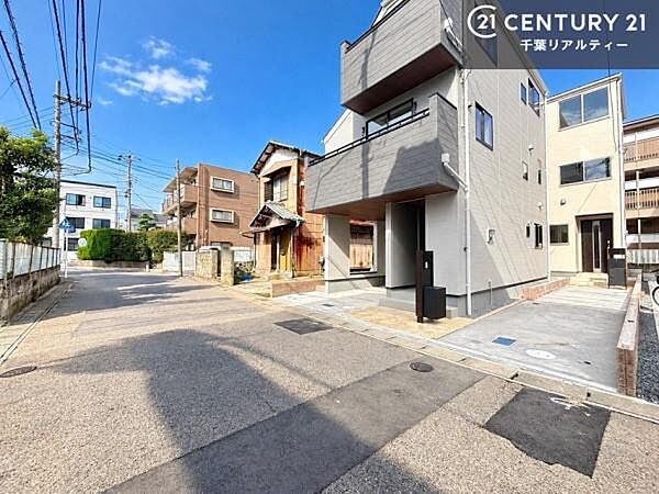 落ち着いた街並みが広がる閑静な住宅街に位置し、穏やかで心安らぐ暮らしを叶える住環境です。