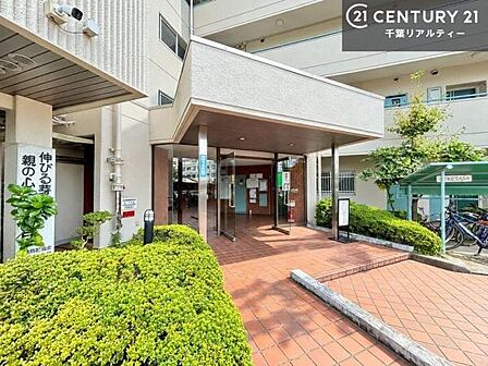 陽当たりの良いエントランスは、ご家族やお客様を温かく迎えてくれます。毎日の暮らしに心地よさをもたらしてくれる空間です。