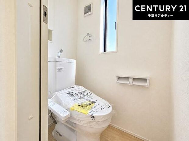 1・2階にトイレがございます!朝の忙しい時間帯も待たずにすみそうですね。白を基調とした清潔感のあるトイレでお手入れがしやすいです!