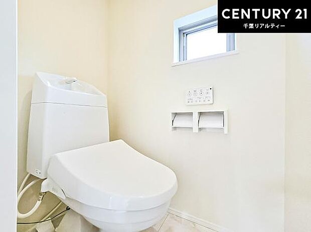 1・2階にトイレがございます！朝の忙しい時間帯も待たずにすみそうですね。白を基調とした清潔感のあるトイレでお手入れがしやすいです！