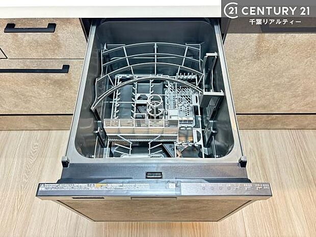 ビルトインタイプの食器洗い乾燥機を採用。食器をまとめて洗浄・乾燥できるため、忙しい毎日の家事時間を短縮できるのが嬉しいポイントです。