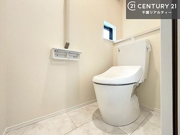 1・2階にトイレがございます!朝の忙しい時間帯も待たずにすみそうですね。白を基調とした清潔感のあるトイレでお手入れがしやすいです!