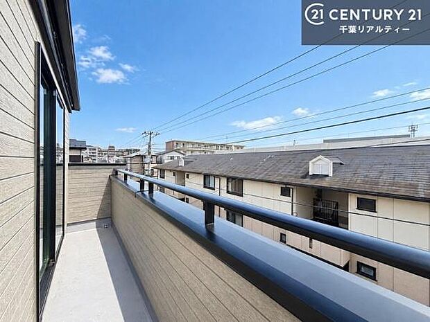 落ち着きある住宅街です!周囲には高い建物がなく、空が広く開放感があり、陽当たりを大きく遮られることもありません!気持ちの良い風が通り抜ける街並みです!