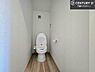 トイレ：1・2階にトイレがございます！朝の忙しい時間帯も待たずにすみそうですね。白を基調とした清潔感のあるトイレでお手入れがしやすいです！