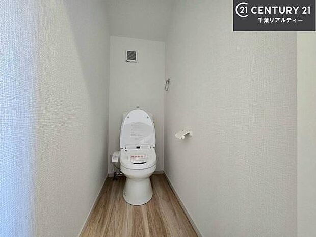 1・2階にトイレがございます!朝の忙しい時間帯も待たずにすみそうですね。白を基調とした清潔感のあるトイレでお手入れがしやすいです!