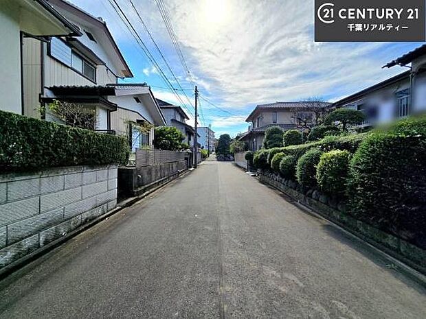 前面道路6m!陽当り良好な立地です。車庫入れが苦手な方も安心ですね。